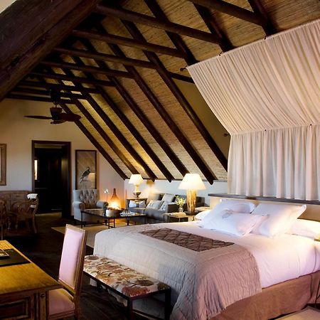 فندق إيشا جاردنز آند تاي سبا، إيه رويال هايدواي فينيسترات المظهر الخارجي الصورة A suite at the Four Seasons Hotel