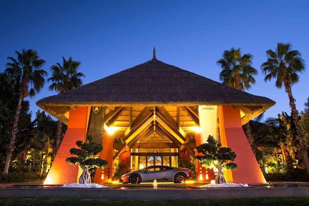 فندق إيشا جاردنز آند تاي سبا، إيه رويال هايدواي فينيسترات المظهر الخارجي الصورة The entrance of the resort
