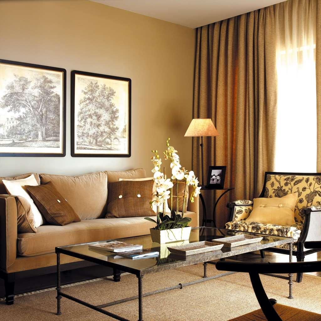 فندق إيشا جاردنز آند تاي سبا، إيه رويال هايدواي فينيسترات الغرفة الصورة A living room