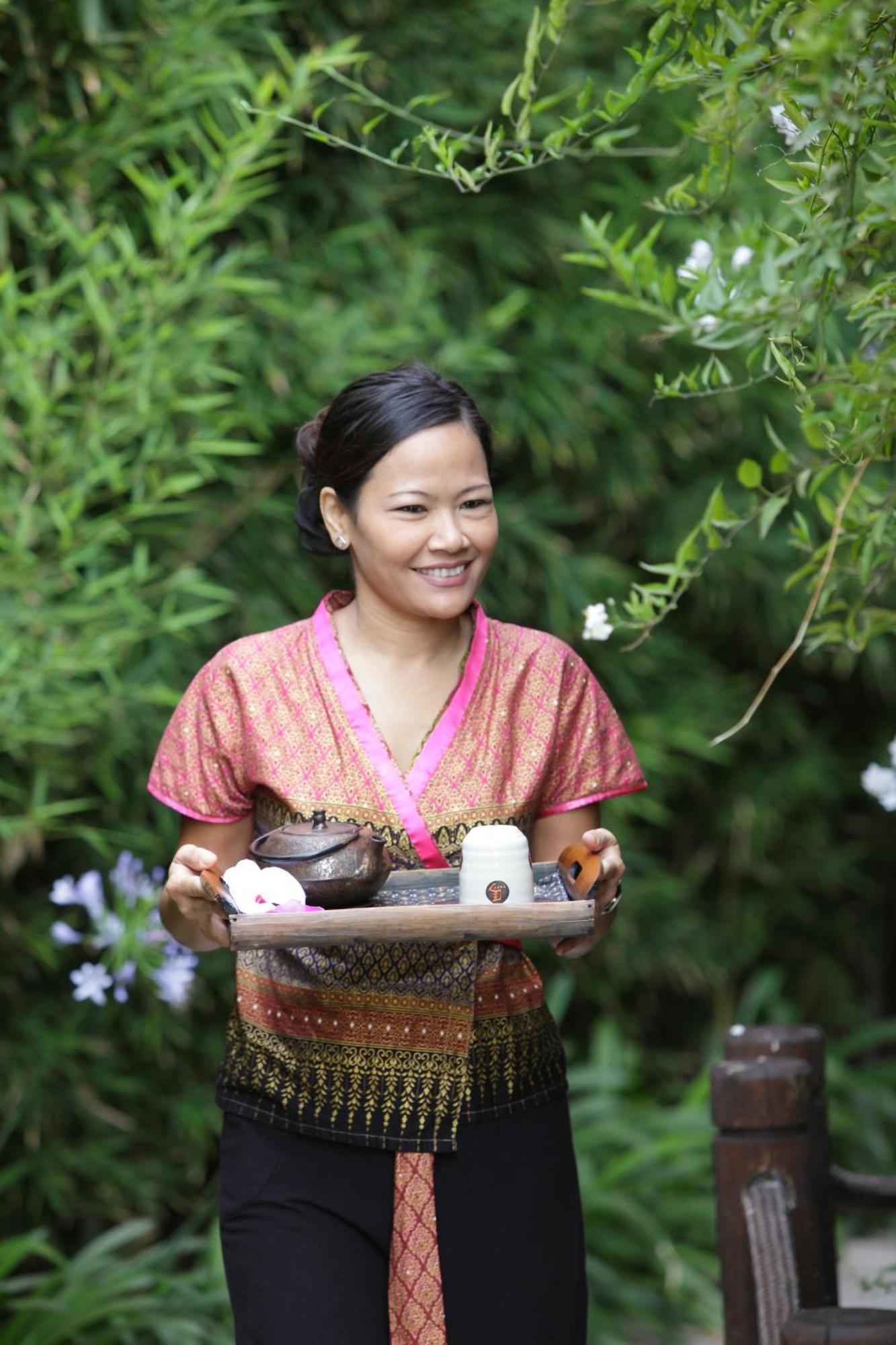 فندق إيشا جاردنز آند تاي سبا، إيه رويال هايدواي فينيسترات المظهر الخارجي الصورة Thai woman serving tea