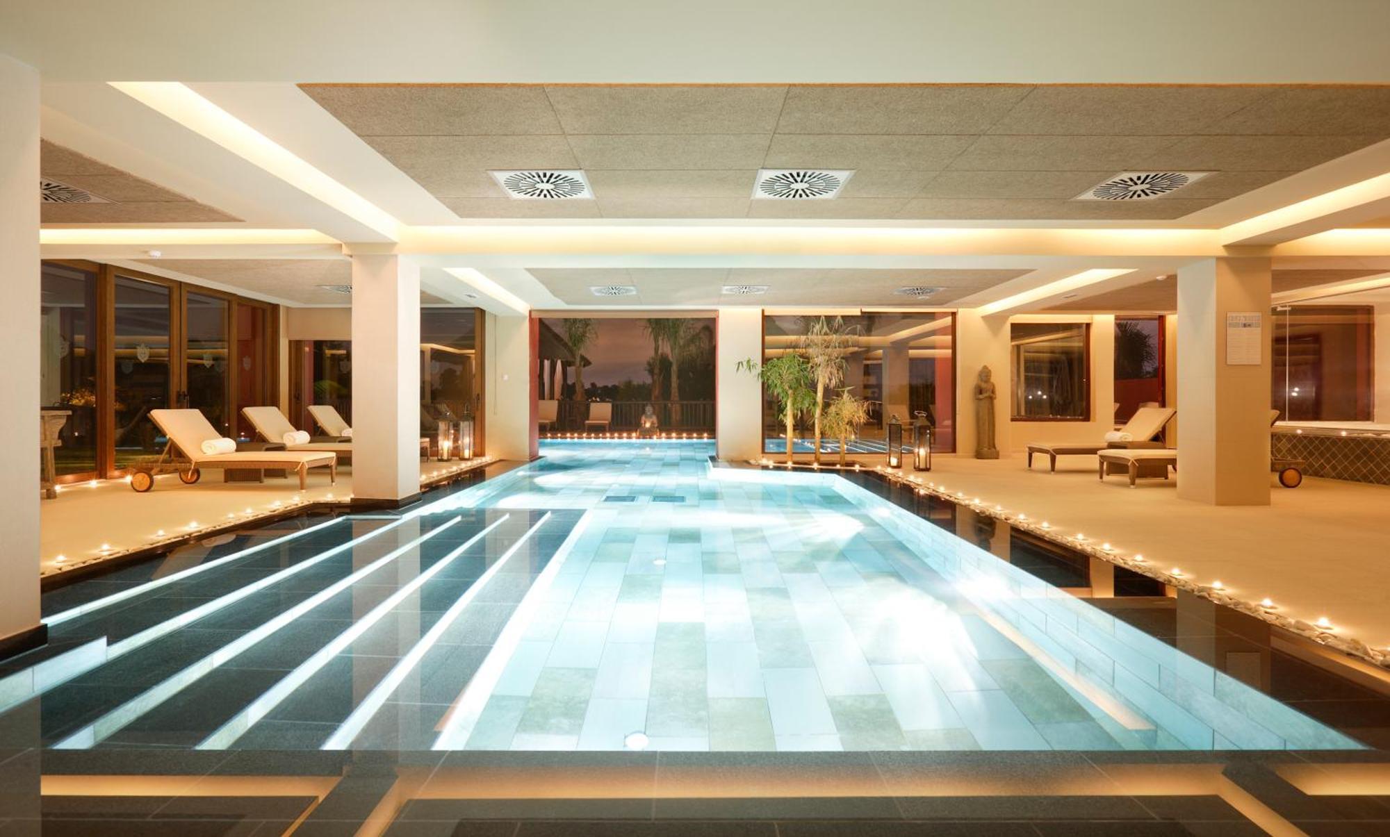فندق إيشا جاردنز آند تاي سبا، إيه رويال هايدواي فينيسترات المظهر الخارجي الصورة The swimming pool at the hotel