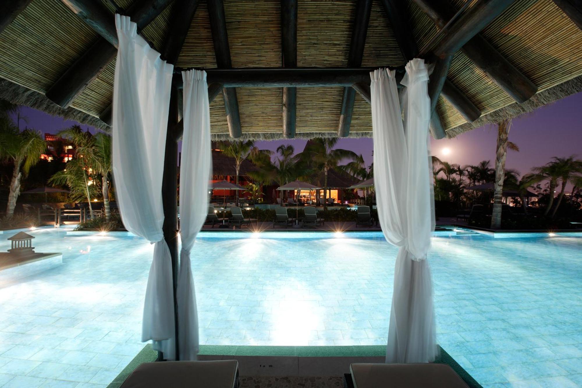 فندق إيشا جاردنز آند تاي سبا، إيه رويال هايدواي فينيسترات المرافق الصورة The pool at the Hard Rock Hotel