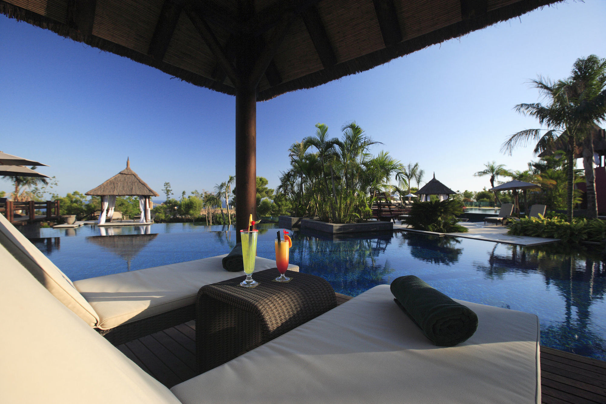 فندق إيشا جاردنز آند تاي سبا، إيه رويال هايدواي فينيسترات المرافق الصورة The pool at the resort