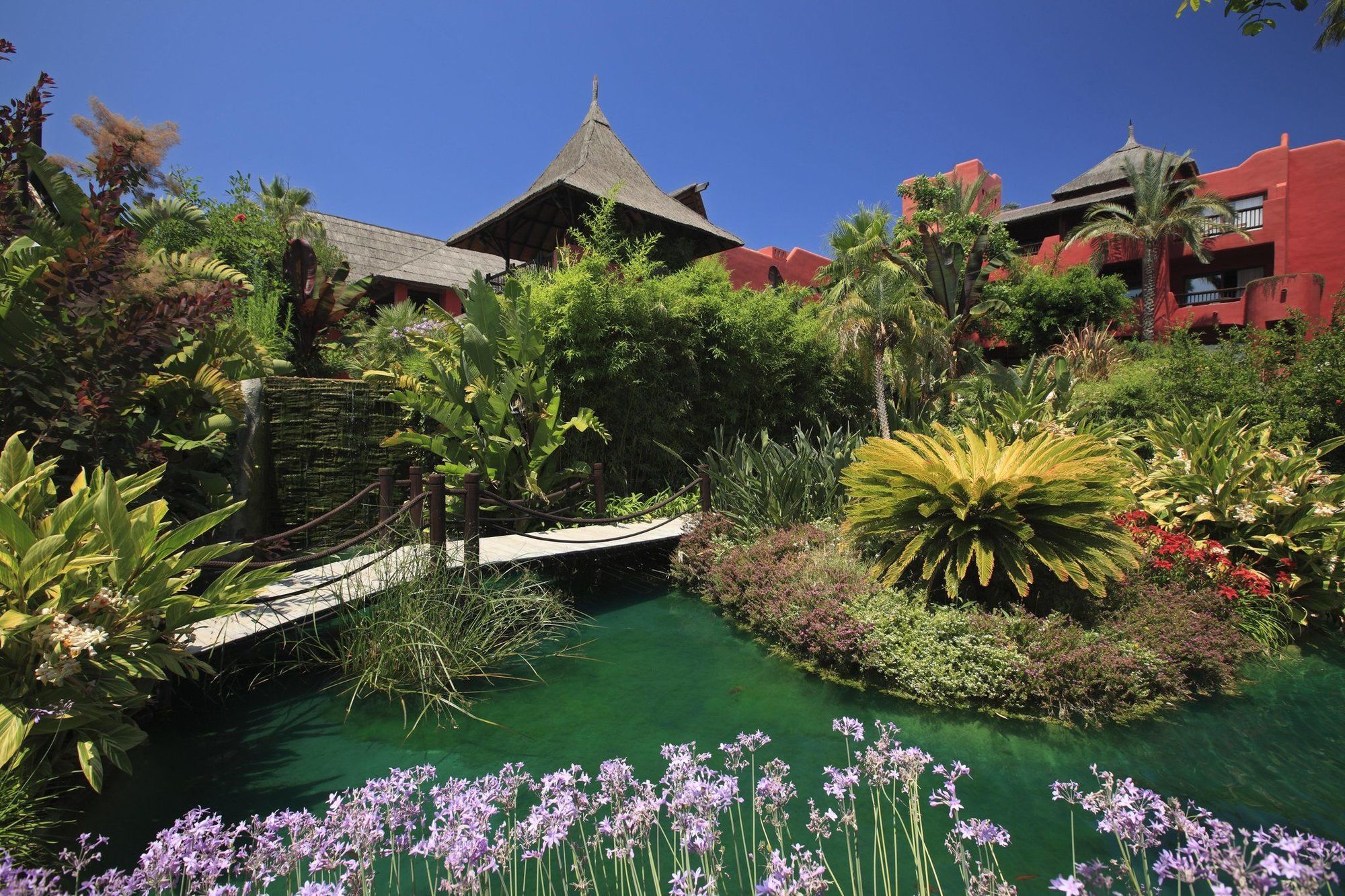 فندق إيشا جاردنز آند تاي سبا، إيه رويال هايدواي فينيسترات المظهر الخارجي الصورة The resort's gardens
