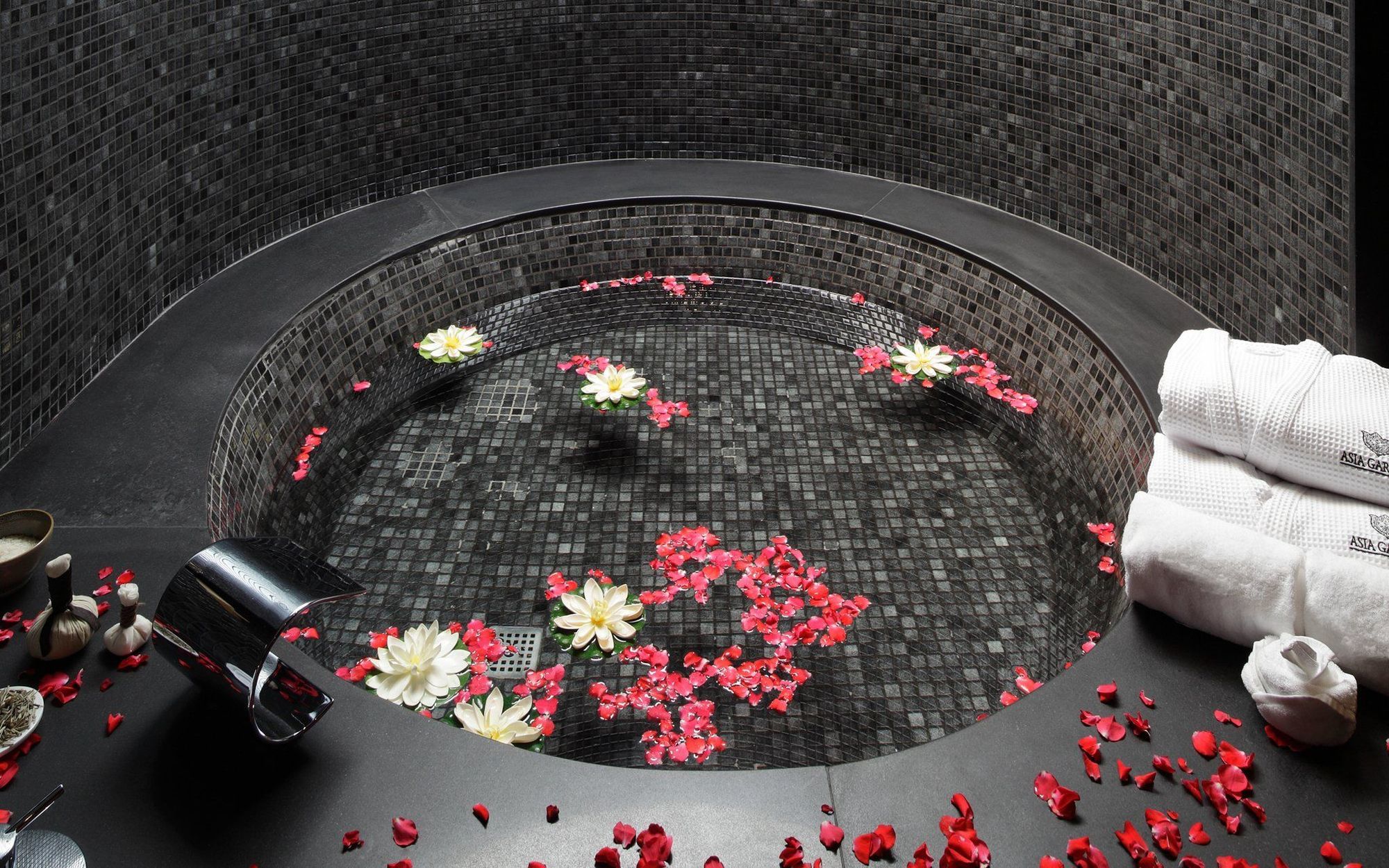 فندق إيشا جاردنز آند تاي سبا، إيه رويال هايدواي فينيسترات المظهر الخارجي الصورة A spa at the Four Seasons Hotel, Hong Kong