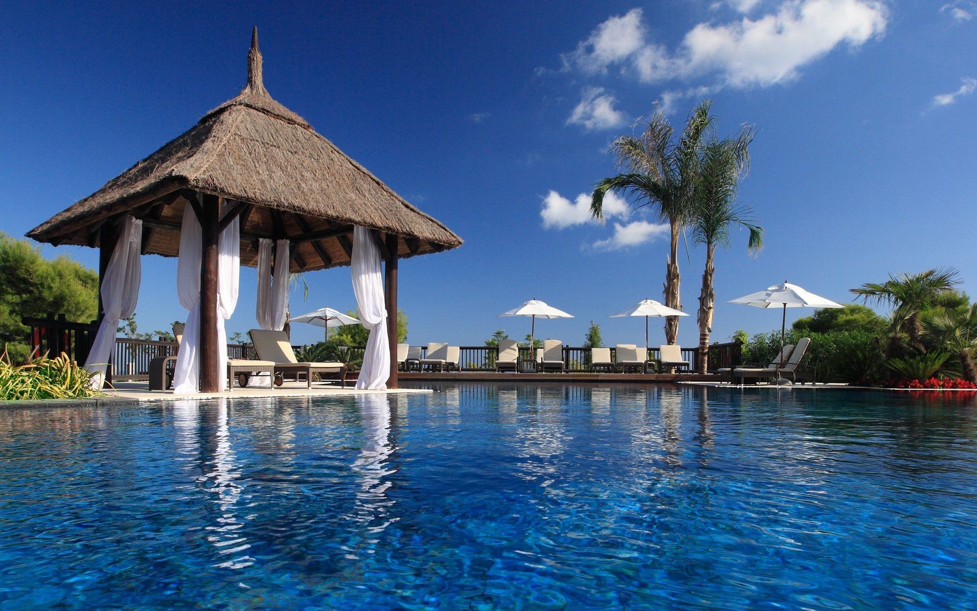 فندق إيشا جاردنز آند تاي سبا، إيه رويال هايدواي فينيسترات المرافق الصورة The swimming pool at the resort