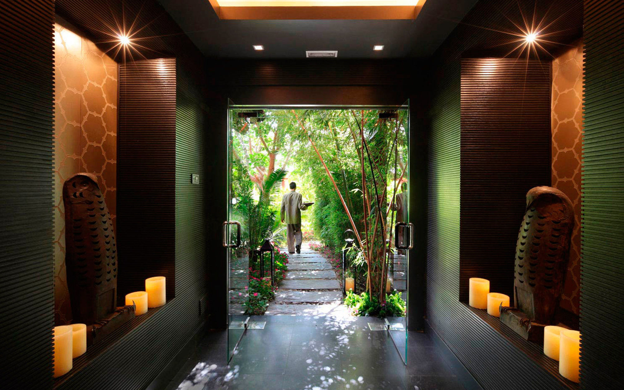 فندق إيشا جاردنز آند تاي سبا، إيه رويال هايدواي فينيسترات المطعم الصورة Entrance to the spa at The Ivy at Veranda