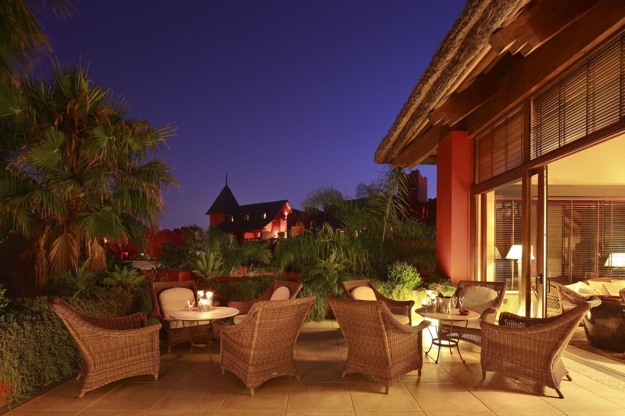 فندق إيشا جاردنز آند تاي سبا، إيه رويال هايدواي فينيسترات المطعم الصورة The Terrace at the Mandarin Oriental, Munich