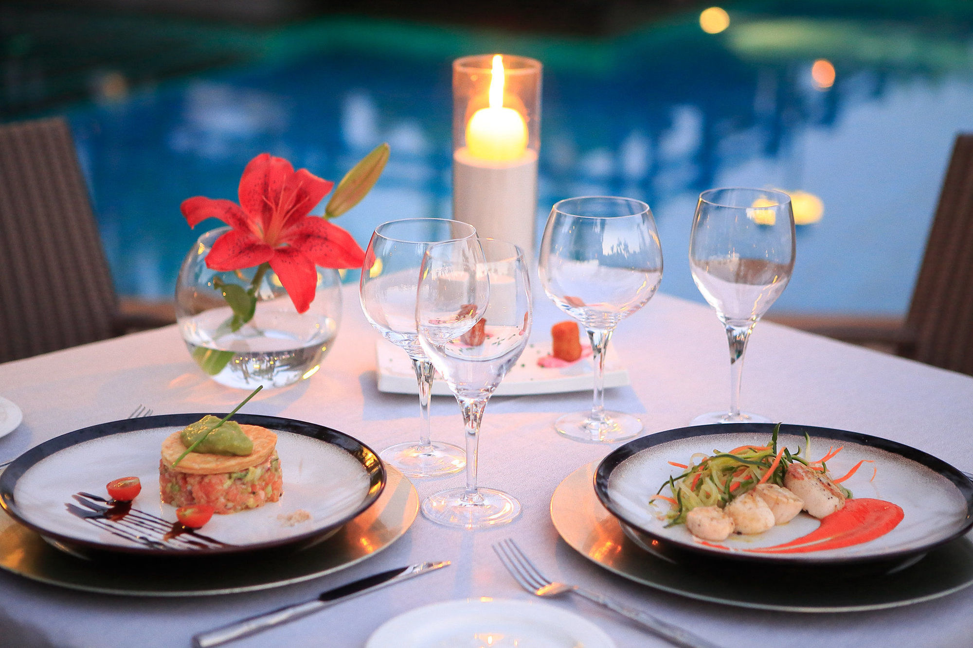 فندق إيشا جاردنز آند تاي سبا، إيه رويال هايدواي فينيسترات المظهر الخارجي الصورة A dinner table at a restaurant
