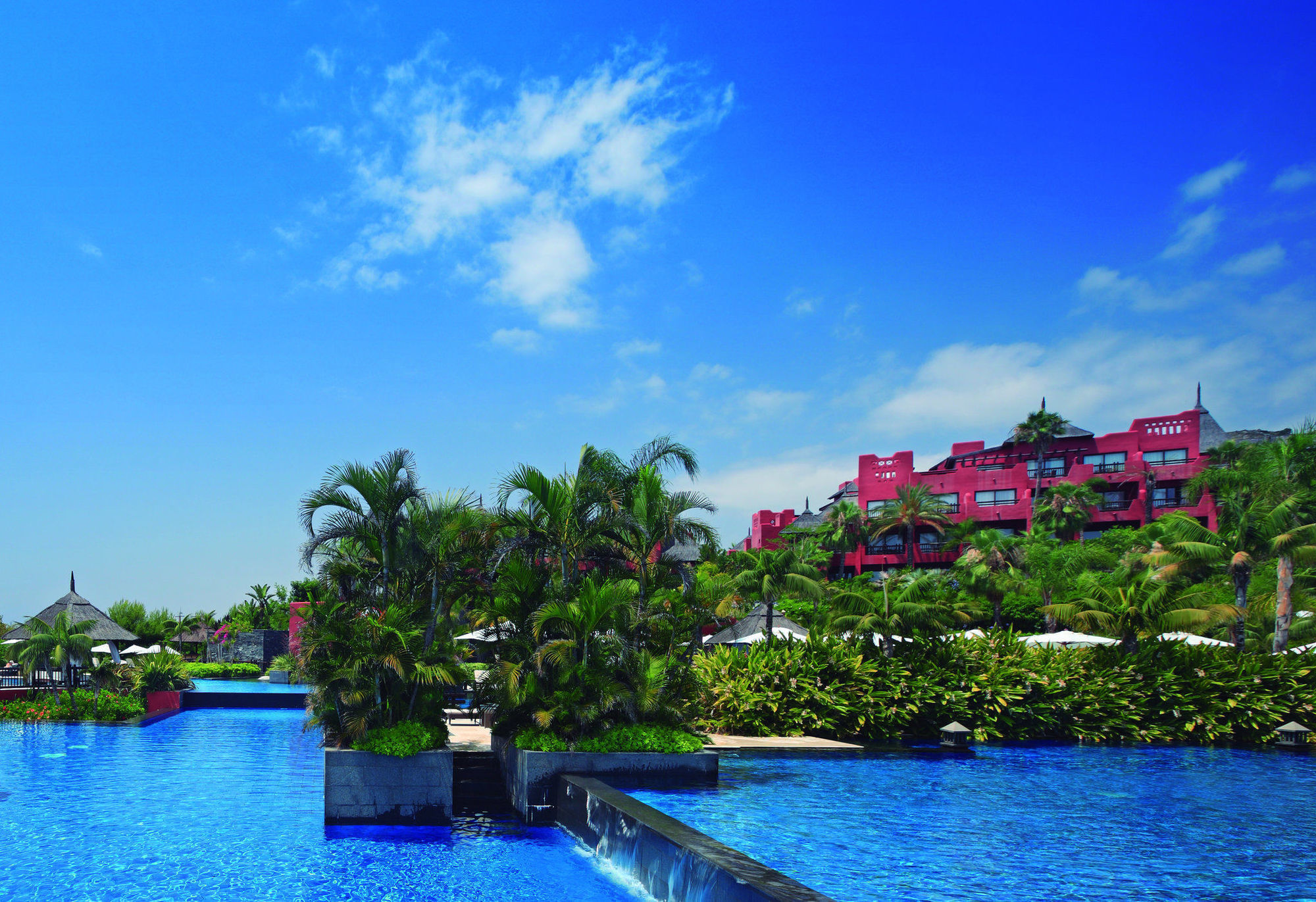 فندق إيشا جاردنز آند تاي سبا، إيه رويال هايدواي فينيسترات المظهر الخارجي الصورة The pool at the Sheraton Nha Trang Hotel & Spa Resort