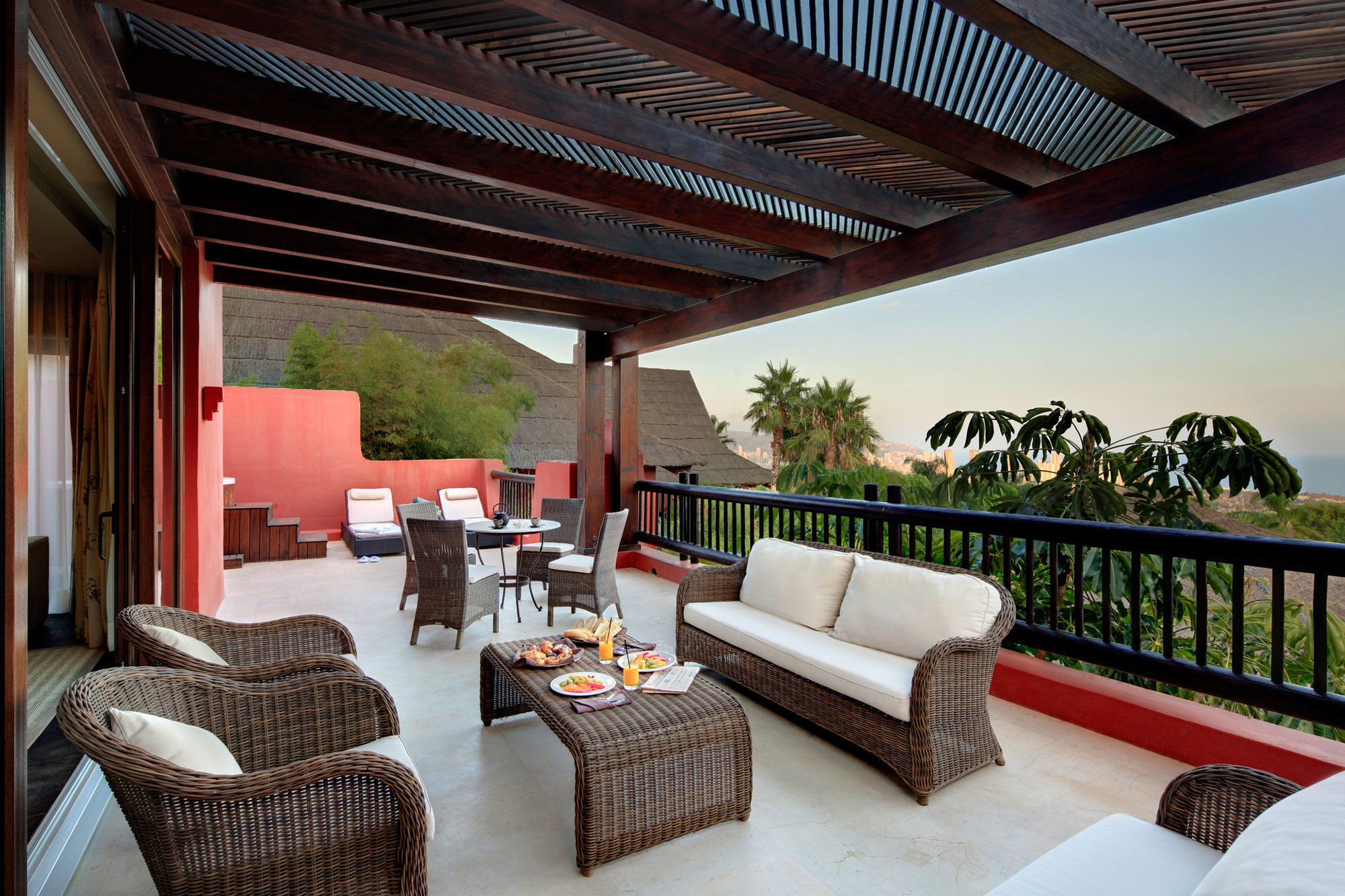 فندق إيشا جاردنز آند تاي سبا، إيه رويال هايدواي فينيسترات المظهر الخارجي الصورة The Royal Mirage Hotel