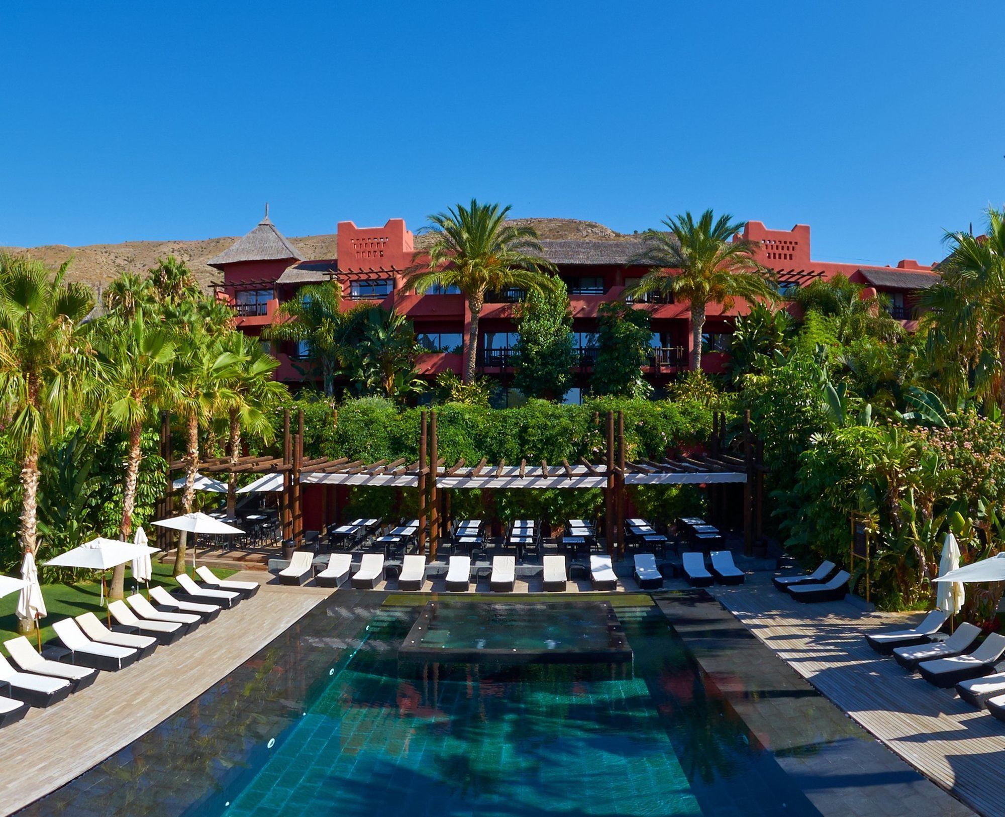 فندق إيشا جاردنز آند تاي سبا، إيه رويال هايدواي فينيسترات المظهر الخارجي الصورة The swimming pool at the hotel