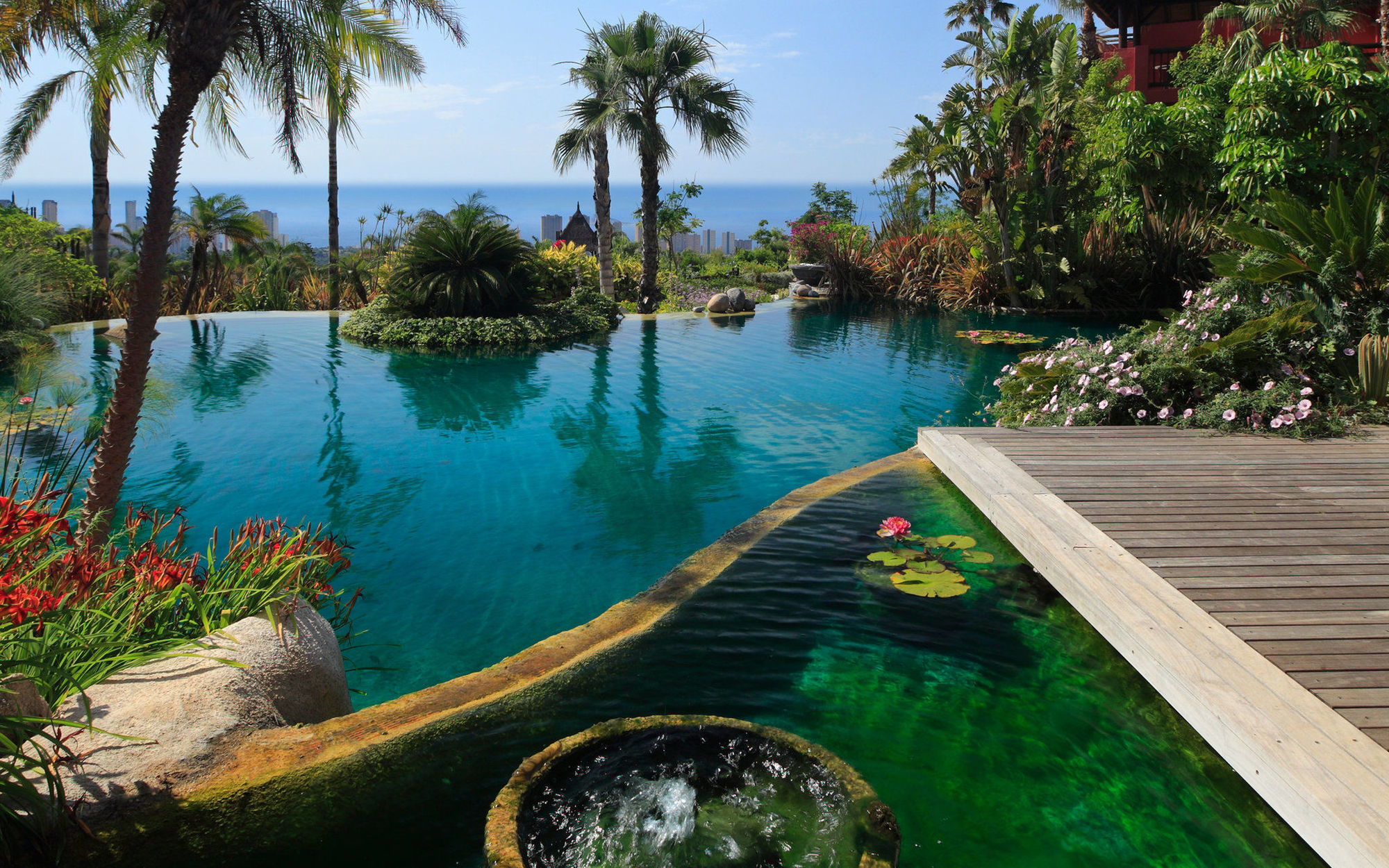 فندق إيشا جاردنز آند تاي سبا، إيه رويال هايدواي فينيسترات المظهر الخارجي الصورة The pool at the Four Seasons Hotel