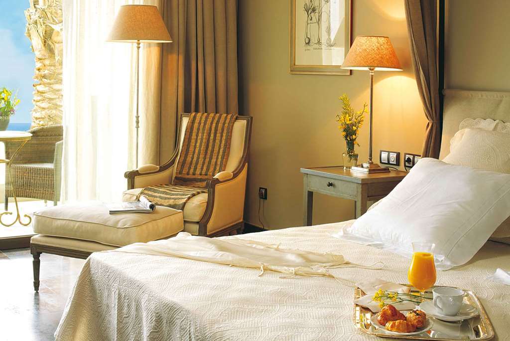فندق إيشا جاردنز آند تاي سبا، إيه رويال هايدواي فينيسترات الغرفة الصورة A room at the hotel