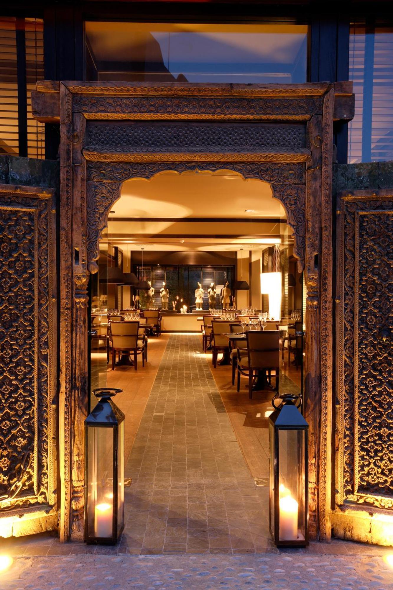 فندق إيشا جاردنز آند تاي سبا، إيه رويال هايدواي فينيسترات المظهر الخارجي الصورة The restaurant at the Taj Mahal Palace