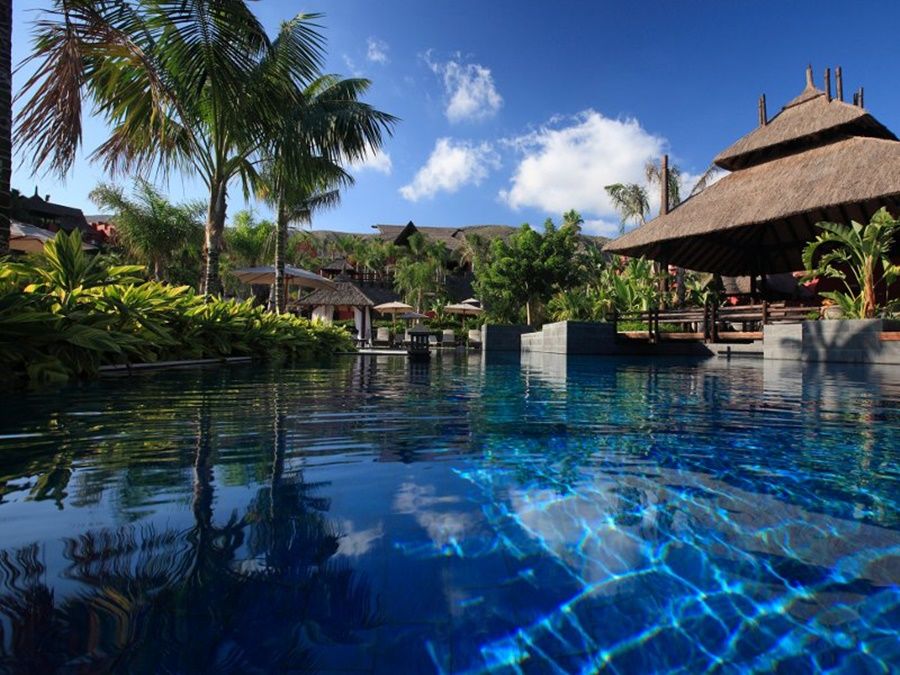 فندق إيشا جاردنز آند تاي سبا، إيه رويال هايدواي فينيسترات المظهر الخارجي الصورة The pool at the Four Seasons Resort