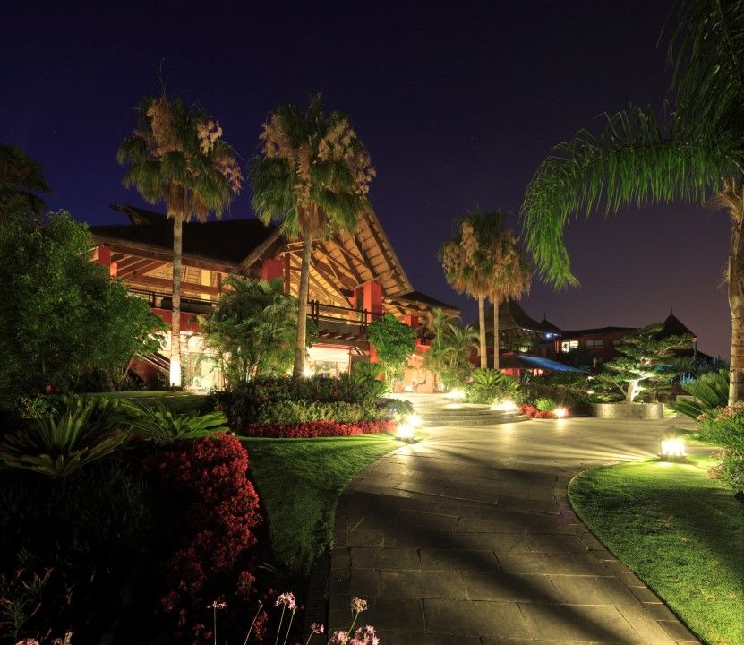 فندق إيشا جاردنز آند تاي سبا، إيه رويال هايدواي فينيسترات المظهر الخارجي الصورة The resort at night
