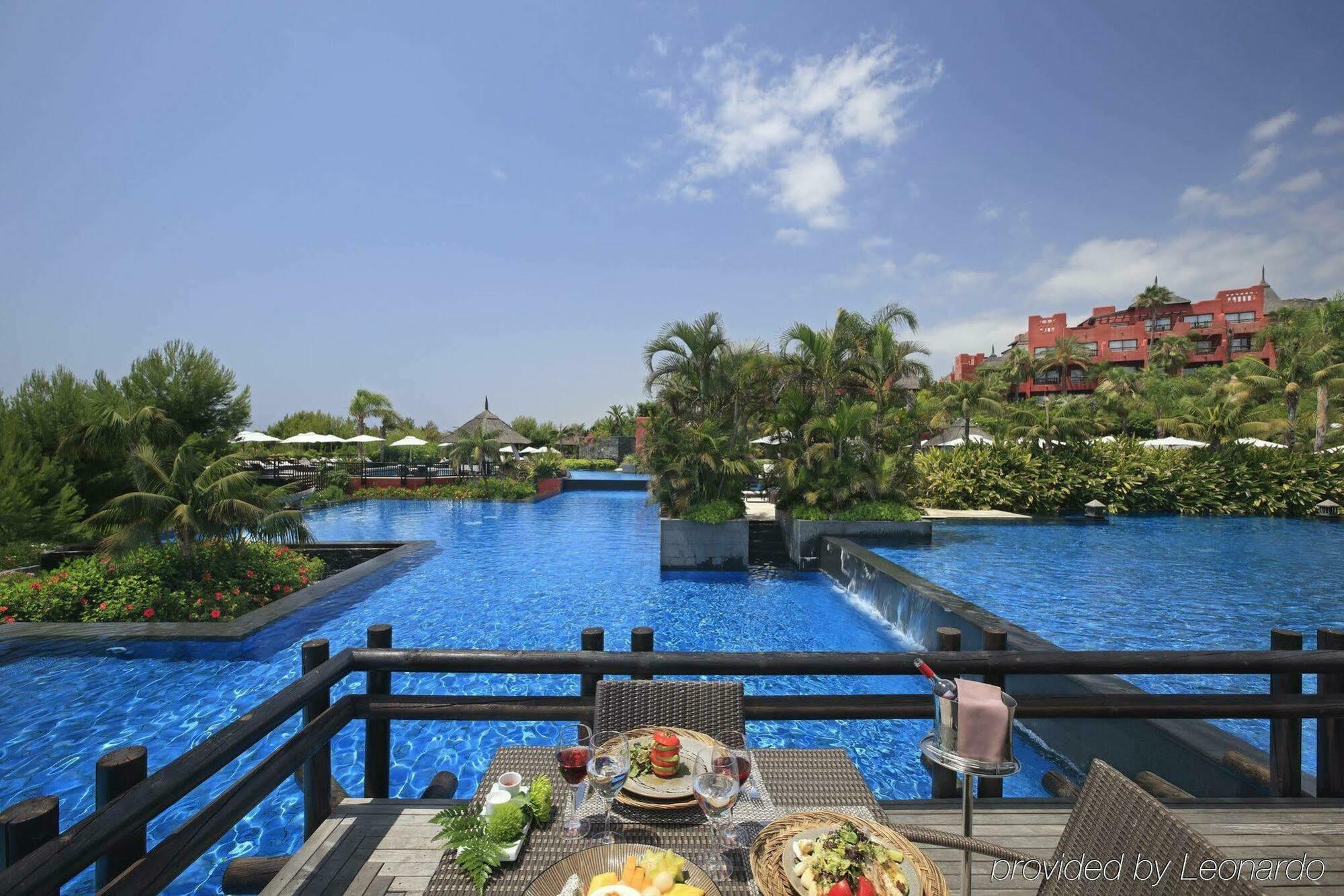 فندق إيشا جاردنز آند تاي سبا، إيه رويال هايدواي فينيسترات المرافق الصورة The pool at the Kempinski, Muscat