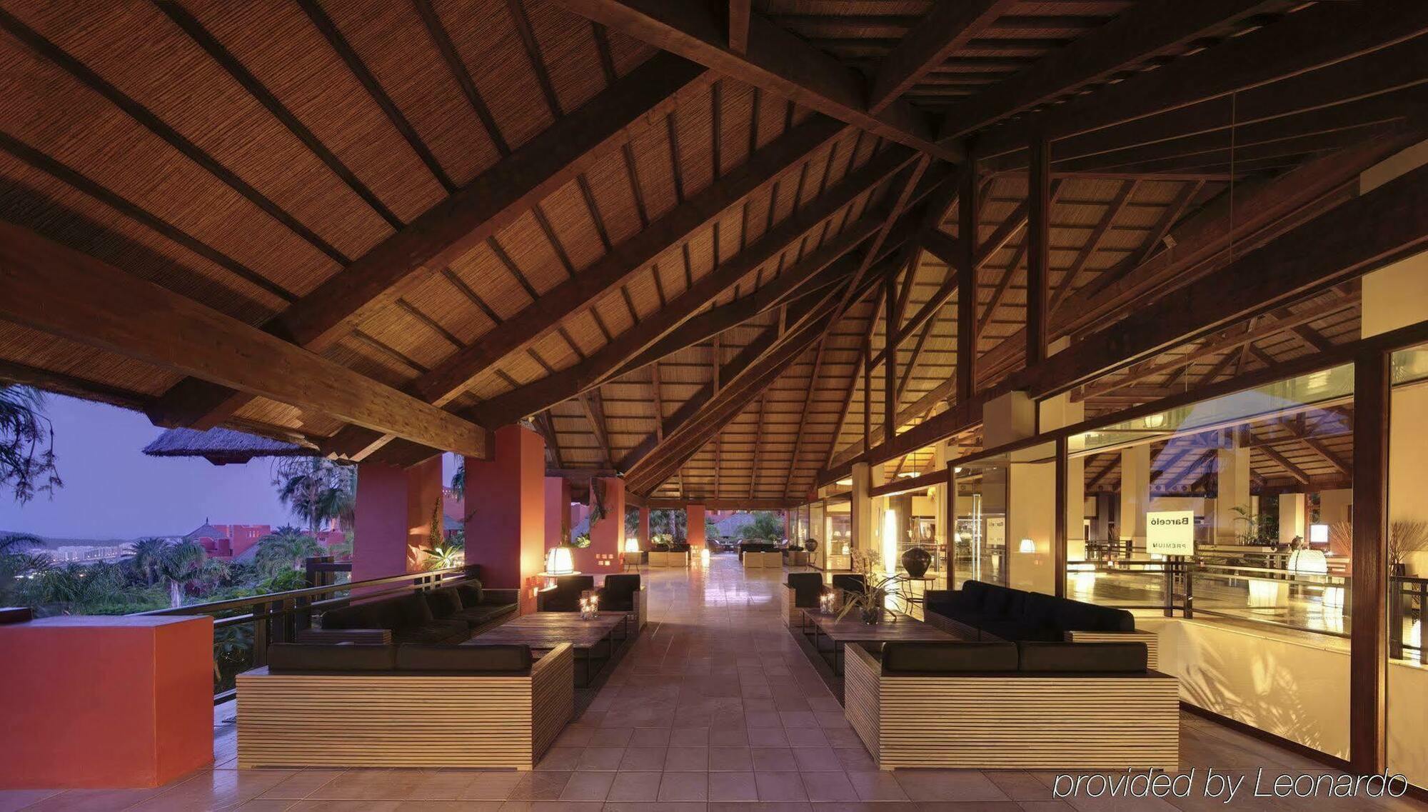 فندق إيشا جاردنز آند تاي سبا، إيه رويال هايدواي فينيسترات المظهر الداخلي الصورة The lobby of the resort
